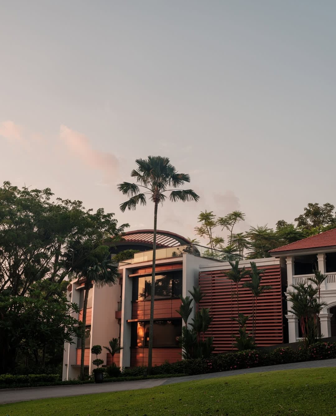 Set on a peaceful knoll, Capella Singapore is a rare masterpiece that boldly marries the nation’s rich colonial heritage with a symphony of contemporary architectural curves and designs.
#CapellaHotels #CapellaSingapore